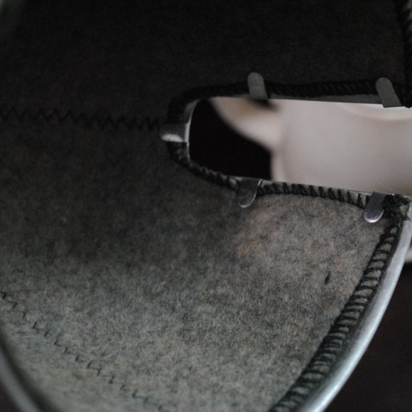 Vintage Porcelain Teapot with Felt Lined Aluminum Warmer - Picture 15 of 16